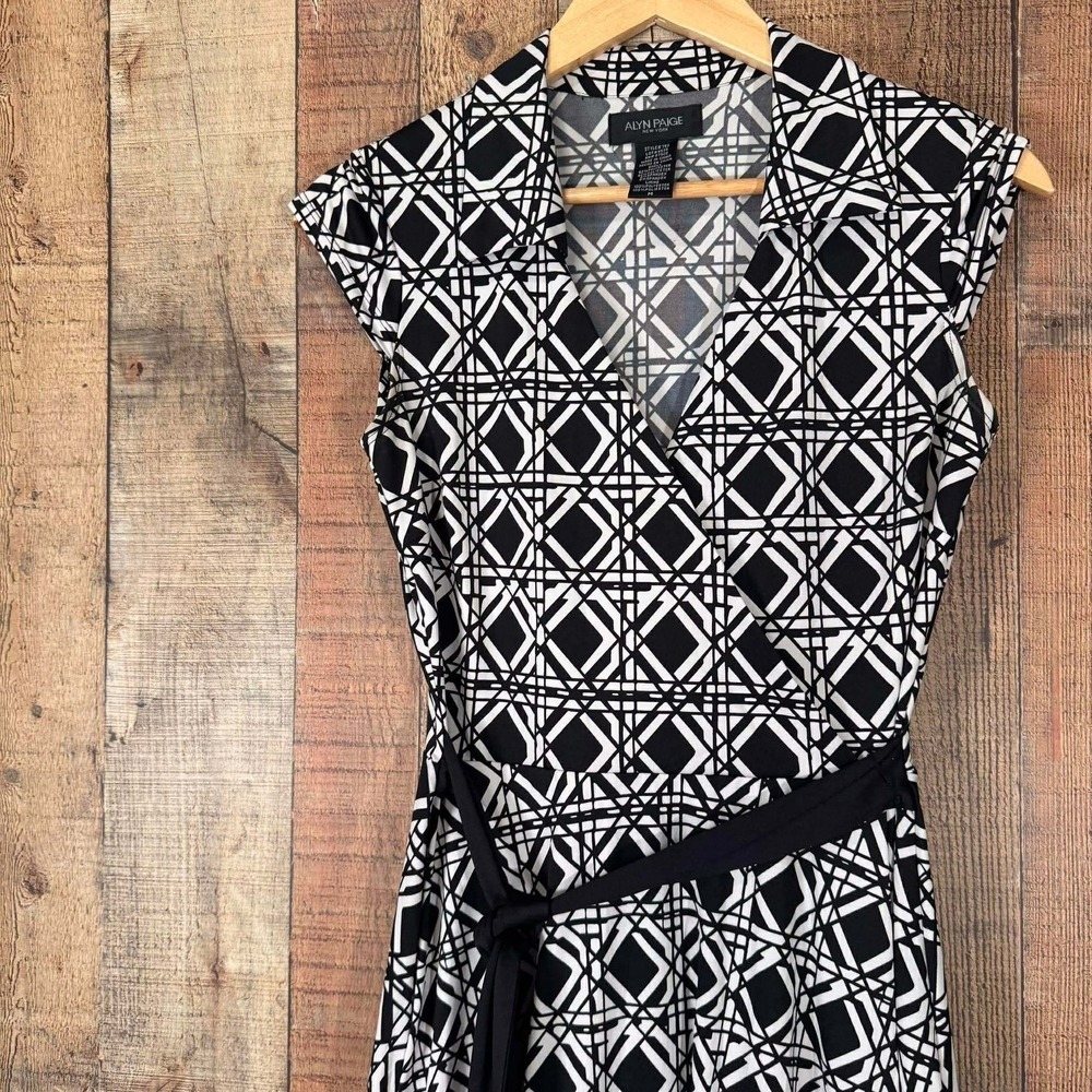Alyn Paige Faux Wrap Dress Medium Black White Geometric Midi